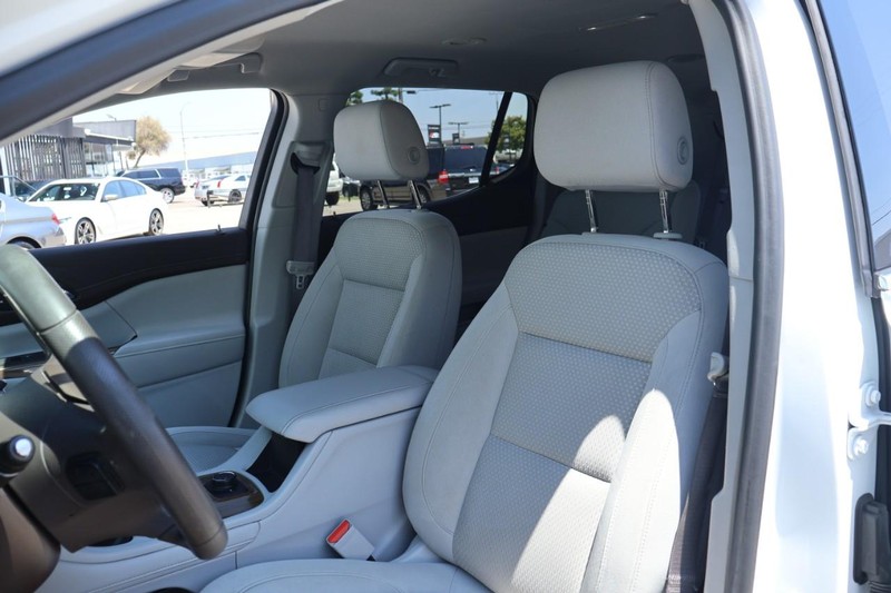 GMC Acadia Vehicle Full-screen Gallery Image 20