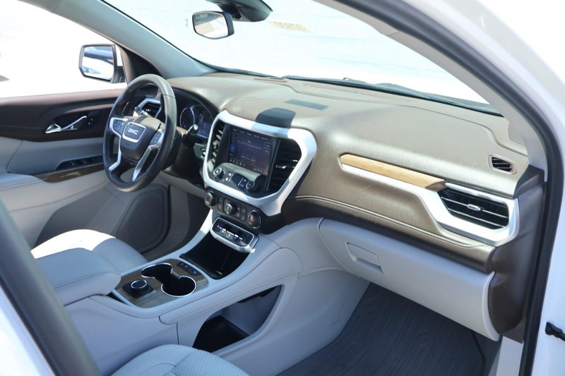 GMC Acadia Vehicle Full-screen Gallery Image 22