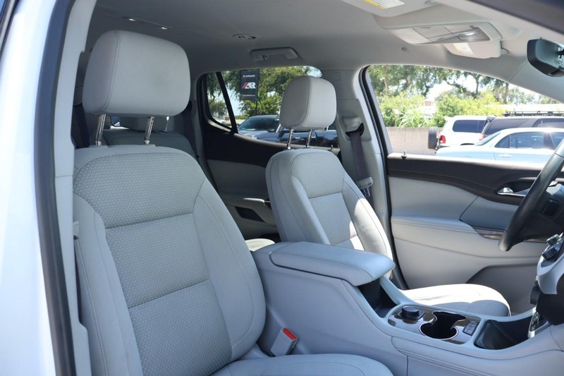 GMC Acadia Vehicle Full-screen Gallery Image 23