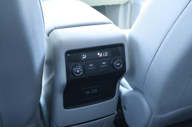 GMC Acadia Vehicle Full-screen Gallery Image 26