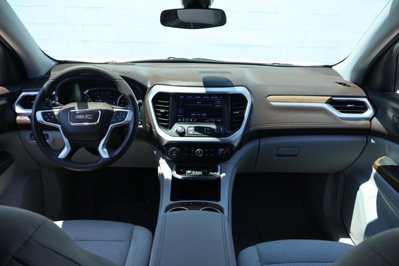 GMC Acadia Vehicle Full-screen Gallery Image 27