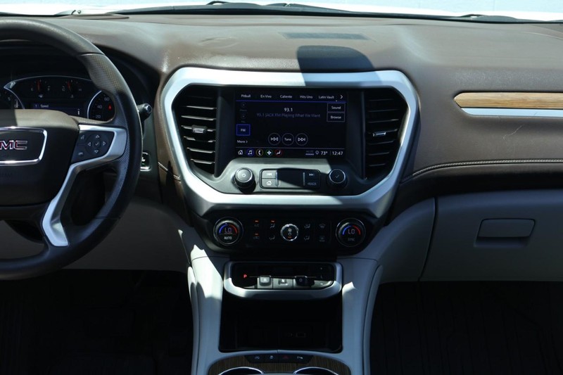 GMC Acadia Vehicle Full-screen Gallery Image 33