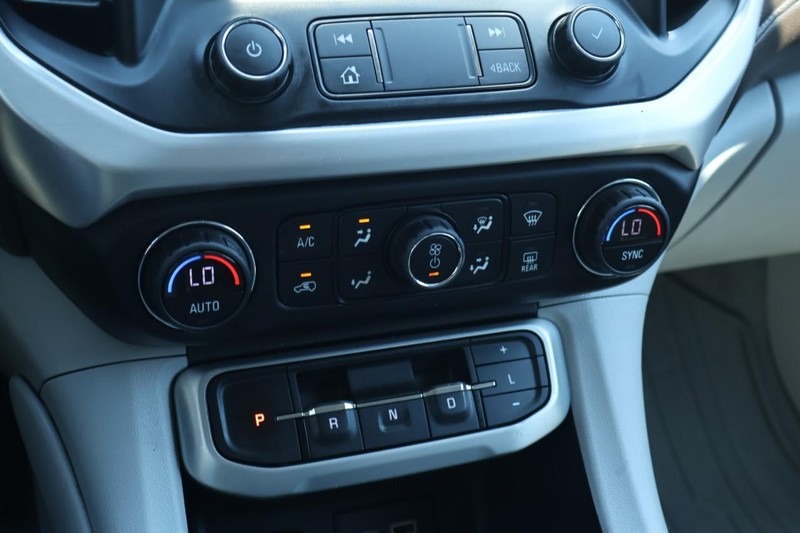 GMC Acadia Vehicle Full-screen Gallery Image 36