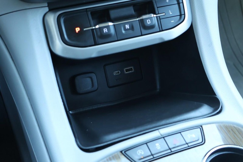 GMC Acadia Vehicle Full-screen Gallery Image 37