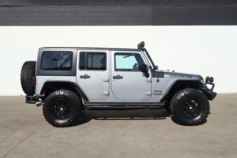 Jeep Wrangler Unlimited Vehicle Full-screen Gallery Image 04