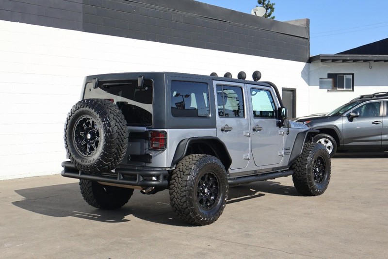 Jeep Wrangler Unlimited Vehicle Full-screen Gallery Image 05