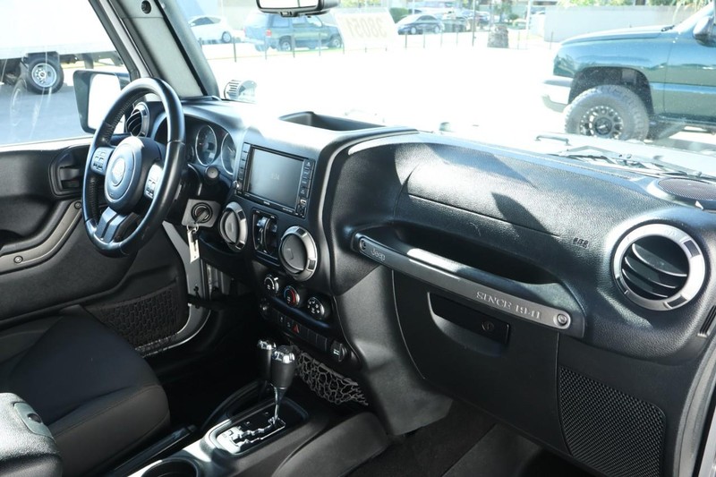 Jeep Wrangler Unlimited Vehicle Full-screen Gallery Image 24