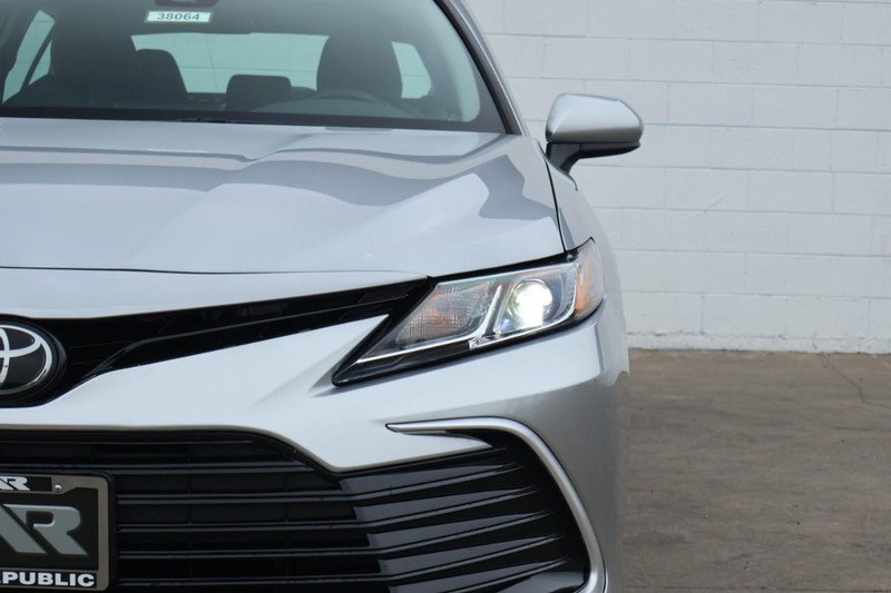 Toyota Camry Vehicle Full-screen Gallery Image 03