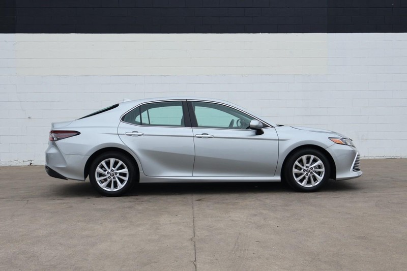 Toyota Camry Vehicle Full-screen Gallery Image 04