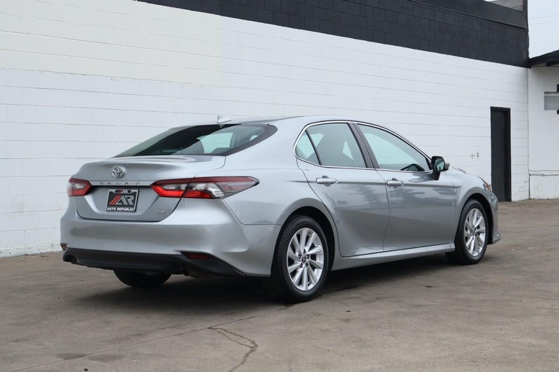 Toyota Camry Vehicle Full-screen Gallery Image 05