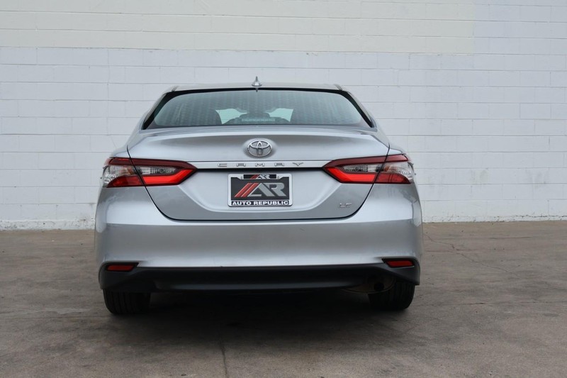 Toyota Camry Vehicle Full-screen Gallery Image 06