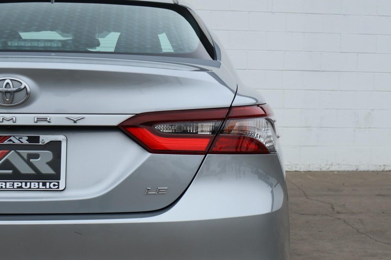 Toyota Camry Vehicle Full-screen Gallery Image 07