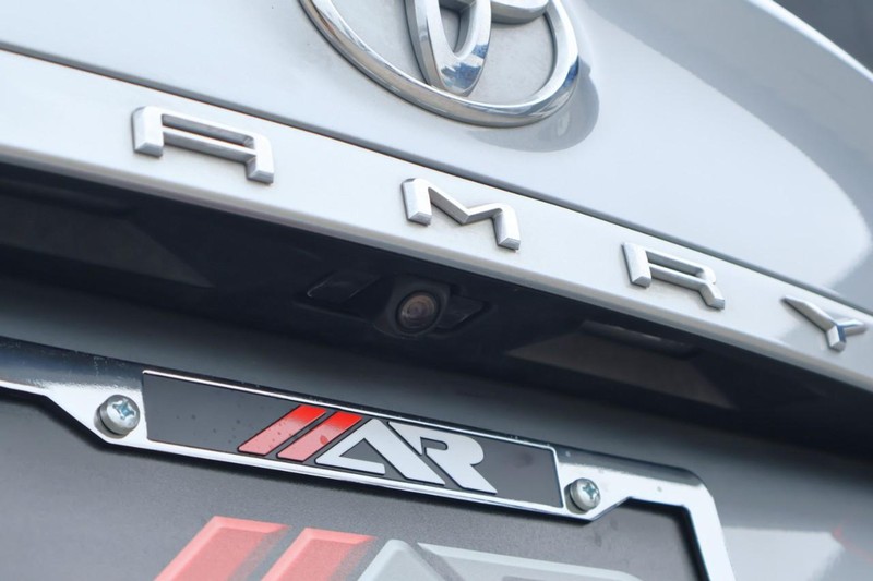 Toyota Camry Vehicle Full-screen Gallery Image 08