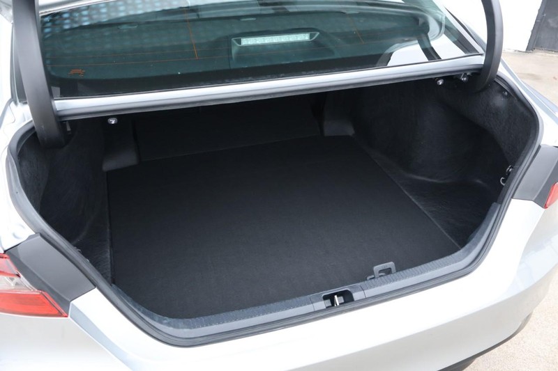 Toyota Camry Vehicle Full-screen Gallery Image 09