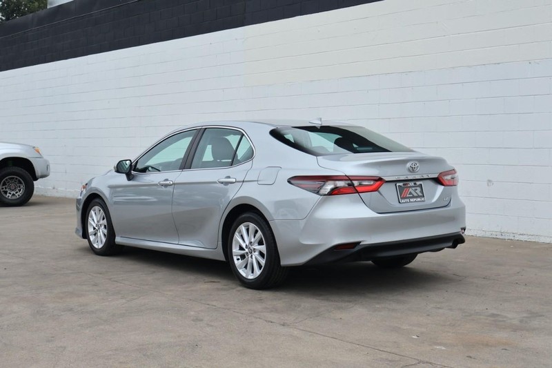 Toyota Camry Vehicle Full-screen Gallery Image 10