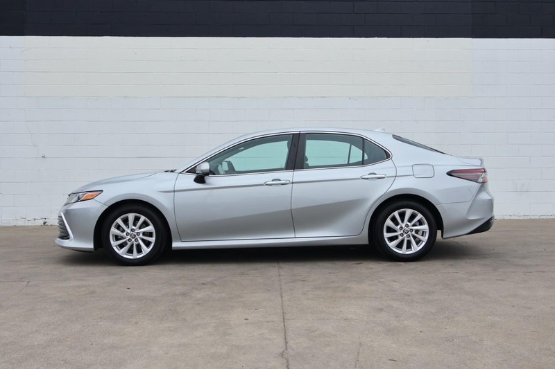 Toyota Camry Vehicle Full-screen Gallery Image 11