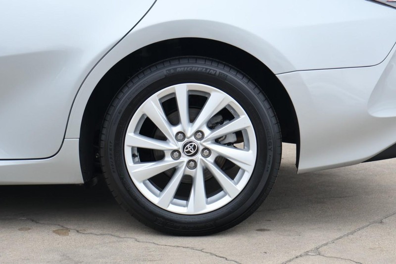 Toyota Camry Vehicle Full-screen Gallery Image 14