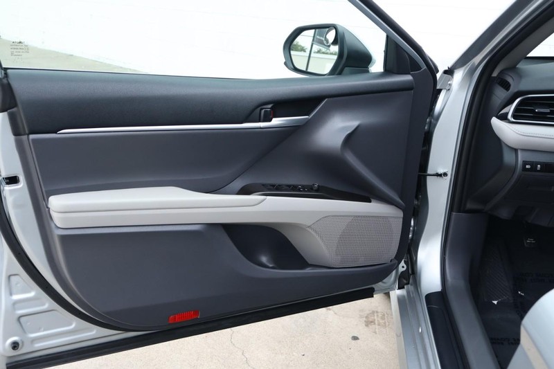 Toyota Camry Vehicle Full-screen Gallery Image 15