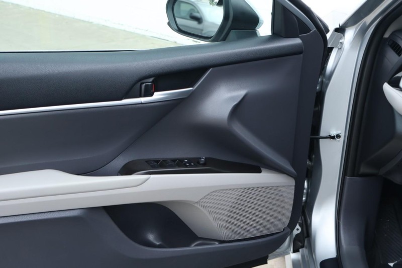 Toyota Camry Vehicle Full-screen Gallery Image 16