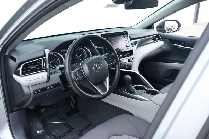 Toyota Camry Vehicle Full-screen Gallery Image 17