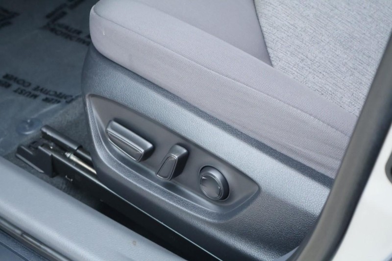 Toyota Camry Vehicle Full-screen Gallery Image 19