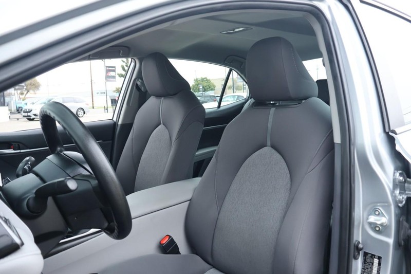 Toyota Camry Vehicle Full-screen Gallery Image 20