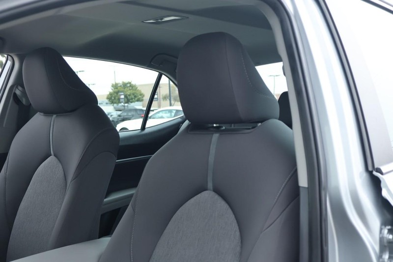 Toyota Camry Vehicle Full-screen Gallery Image 21