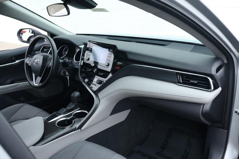 Toyota Camry Vehicle Full-screen Gallery Image 22