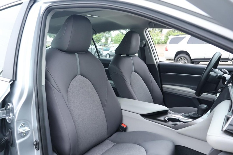 Toyota Camry Vehicle Full-screen Gallery Image 23