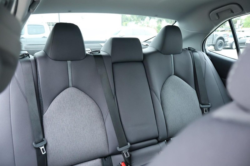 Toyota Camry Vehicle Full-screen Gallery Image 24