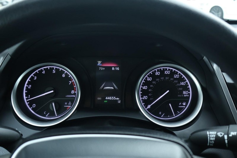 Toyota Camry Vehicle Full-screen Gallery Image 27