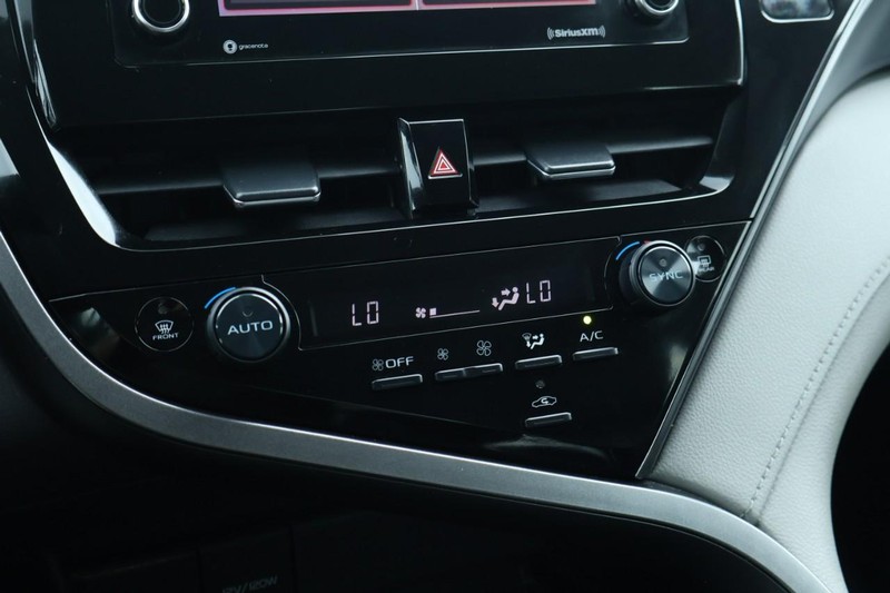 Toyota Camry Vehicle Full-screen Gallery Image 34