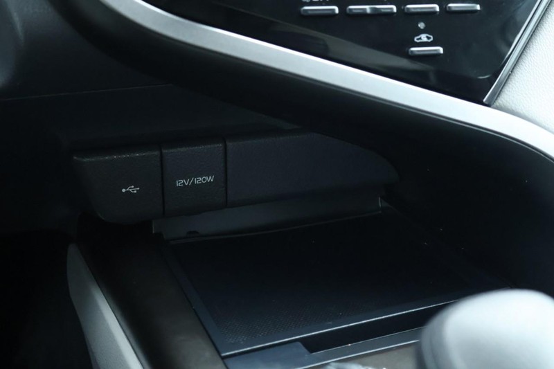 Toyota Camry Vehicle Full-screen Gallery Image 36