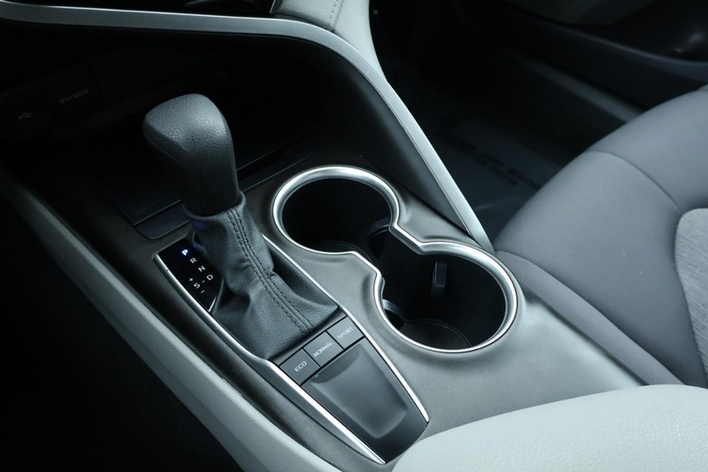 Toyota Camry Vehicle Full-screen Gallery Image 37