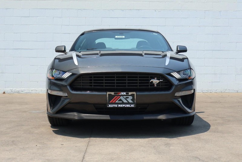 Ford Mustang Vehicle Full-screen Gallery Image 02