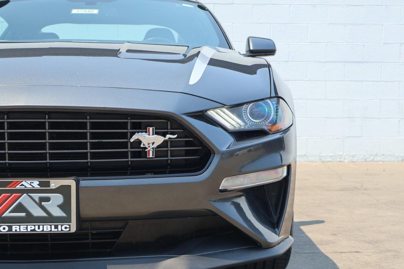 Ford Mustang Vehicle Full-screen Gallery Image 03