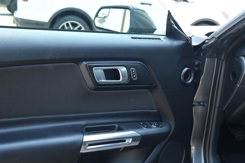 Ford Mustang Vehicle Full-screen Gallery Image 16