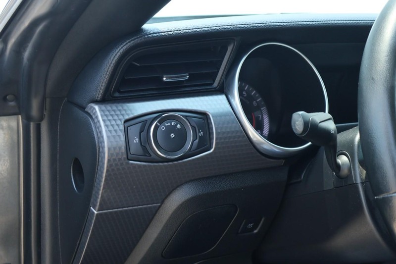 Ford Mustang Vehicle Full-screen Gallery Image 18