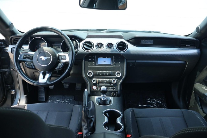 Ford Mustang Vehicle Full-screen Gallery Image 25