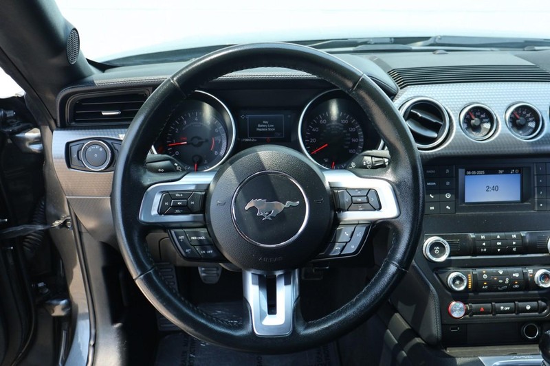 Ford Mustang Vehicle Full-screen Gallery Image 27