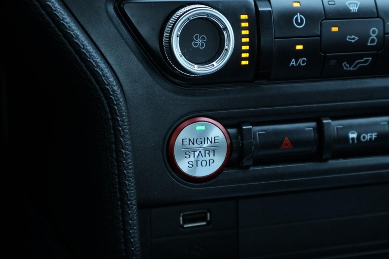 Ford Mustang Vehicle Full-screen Gallery Image 29