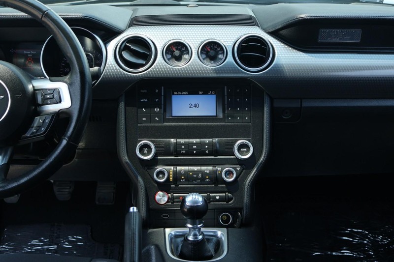 Ford Mustang Vehicle Full-screen Gallery Image 30