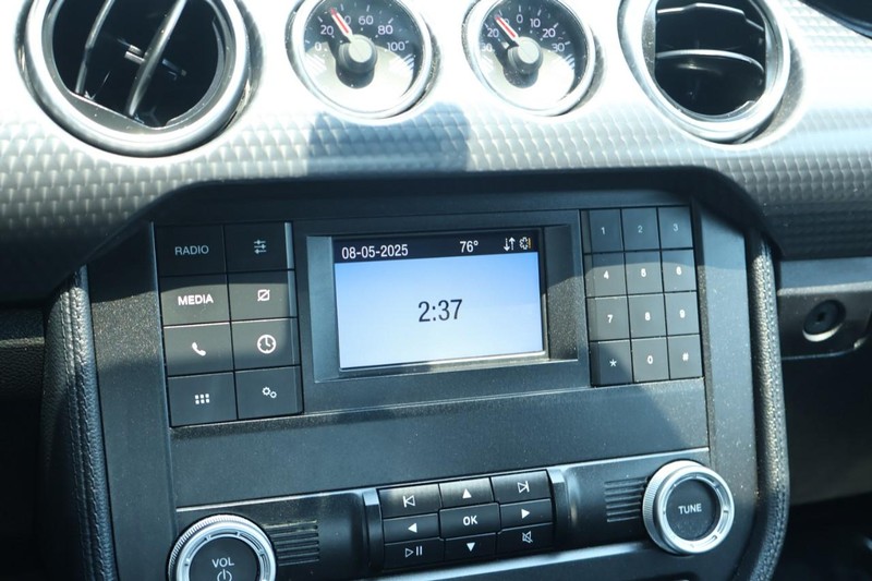 Ford Mustang Vehicle Full-screen Gallery Image 33