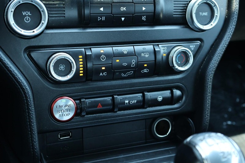 Ford Mustang Vehicle Full-screen Gallery Image 35