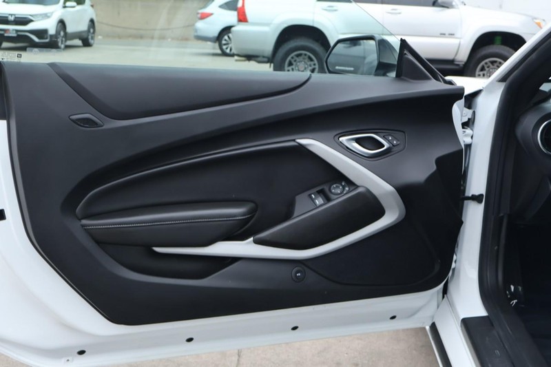 Chevrolet Camaro Vehicle Full-screen Gallery Image 15