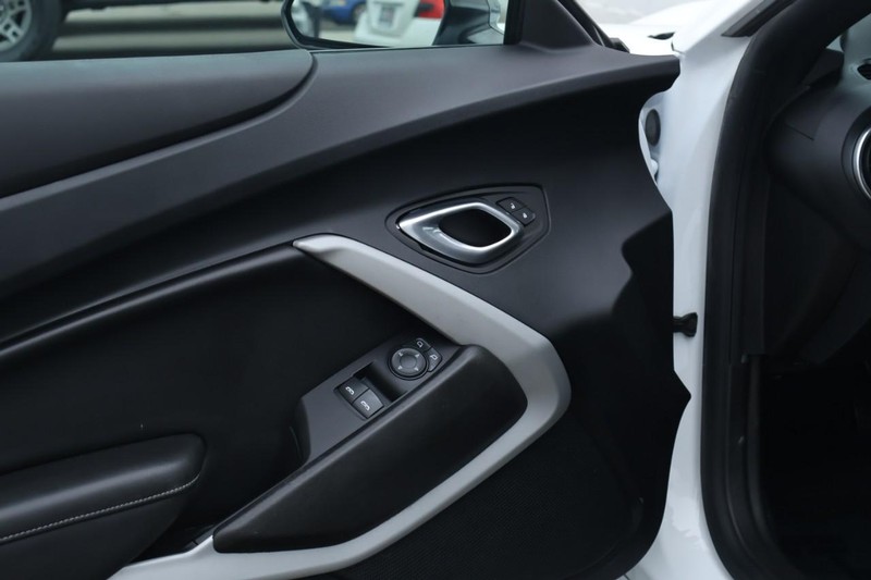 Chevrolet Camaro Vehicle Full-screen Gallery Image 16