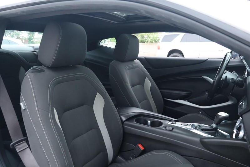 Chevrolet Camaro Vehicle Full-screen Gallery Image 22