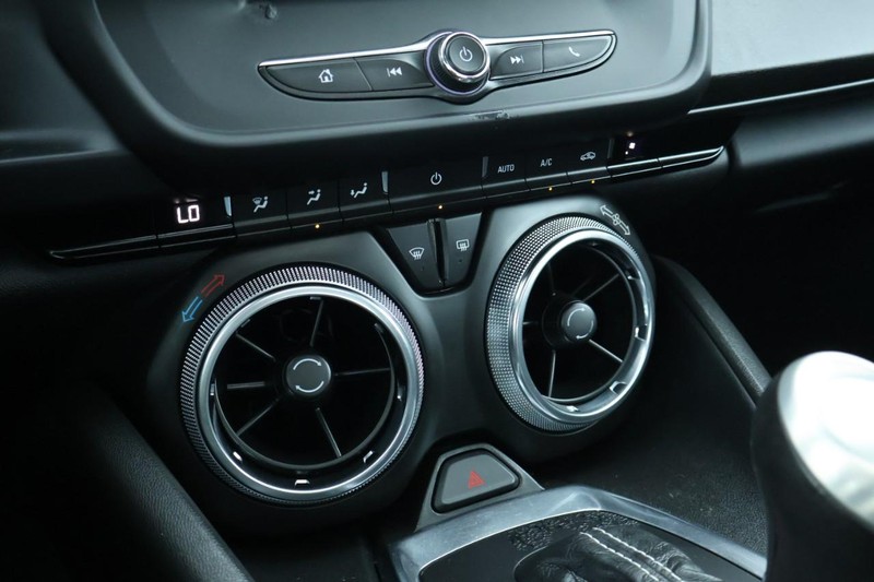 Chevrolet Camaro Vehicle Full-screen Gallery Image 32