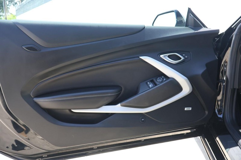 Chevrolet Camaro Vehicle Full-screen Gallery Image 15