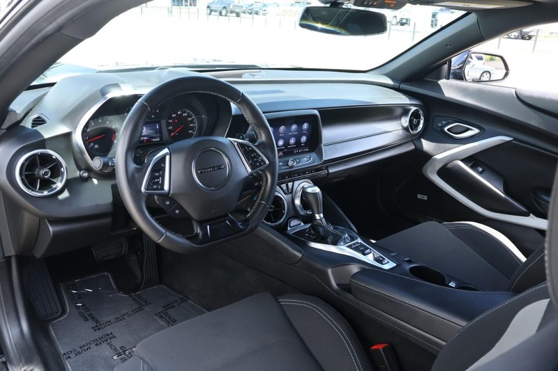 Chevrolet Camaro Vehicle Full-screen Gallery Image 17